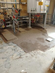 Close-up van hersteld beton in de inkuiping, zorgvuldig bijgewerkt met epoxy mortel voor een sterke en duurzame reparatie.