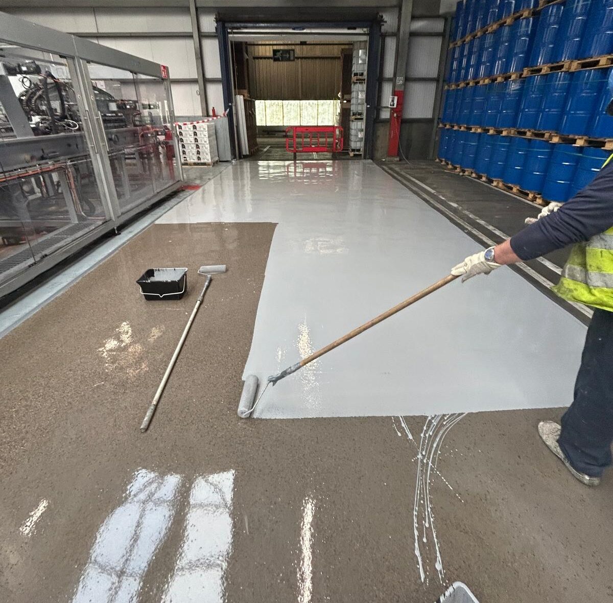 Afwerking van de industriële vloer bij Gadot Belgium – naadloos en slijtvast resultaat