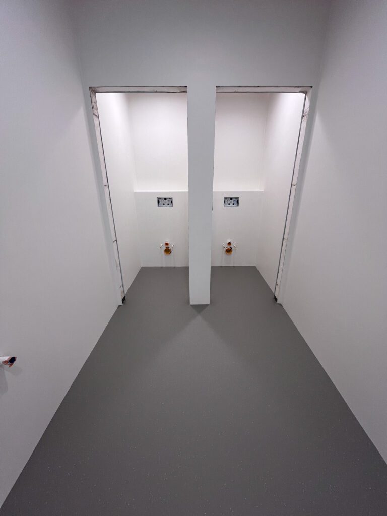 Sanitaire renovatie in uitvoering: oude tegels verwijderd en ondergrond voorbereid voor naadloze gietvloer.