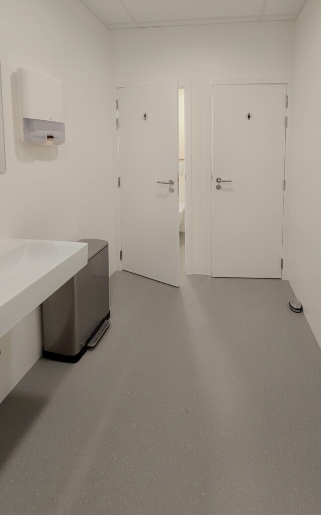Sanitaire ruimte na renovatie: modern, hygiënisch en perfect voor intensief gebruik in kantoorgebouwen.