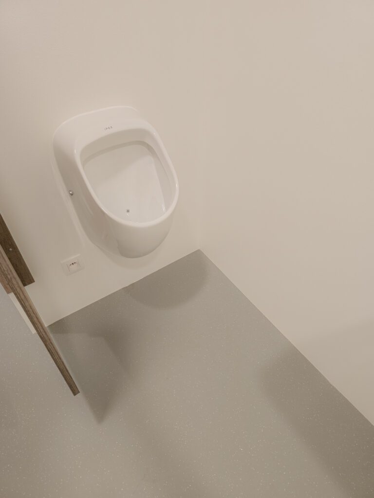 Hygiënische en moderne sanitaire ruimte na renovatie, zonder voegen en eenvoudig in onderhoud.
