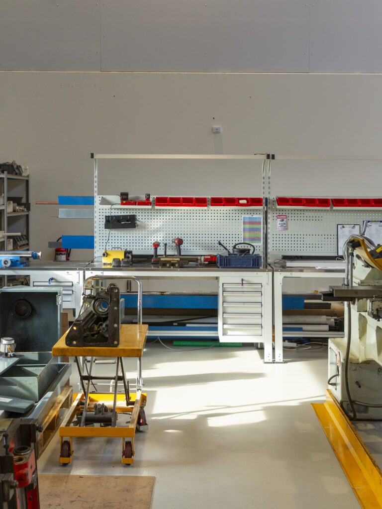 Coatingvloer op maat voor omgeving met metaalbewerkingsmachines, bestand tegen slijtage en chemische invloeden