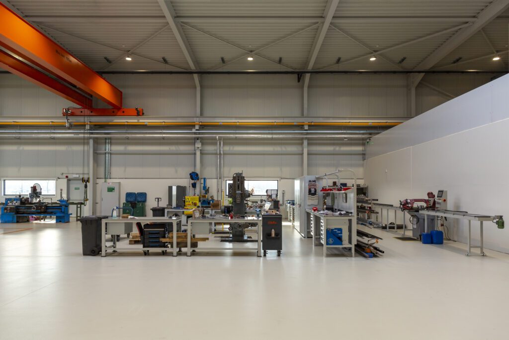 Glanzende afwerking van de PU-toplaag bovenop epoxycoating, met duidelijk kleurcontrast