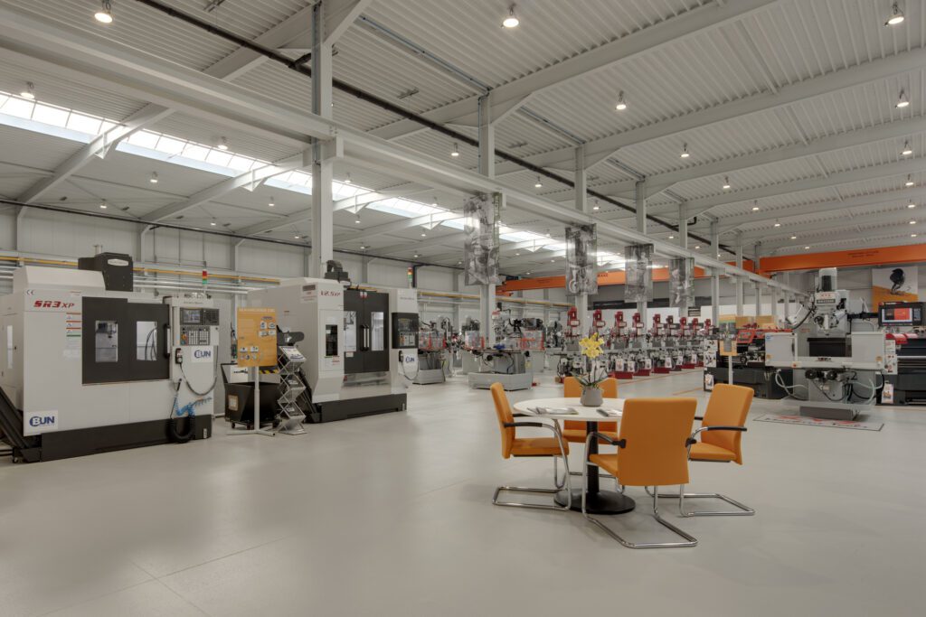 Naadloze gietvloer in de toonzaal van Crispyn met slijtvaste coating voor industriële toepassing