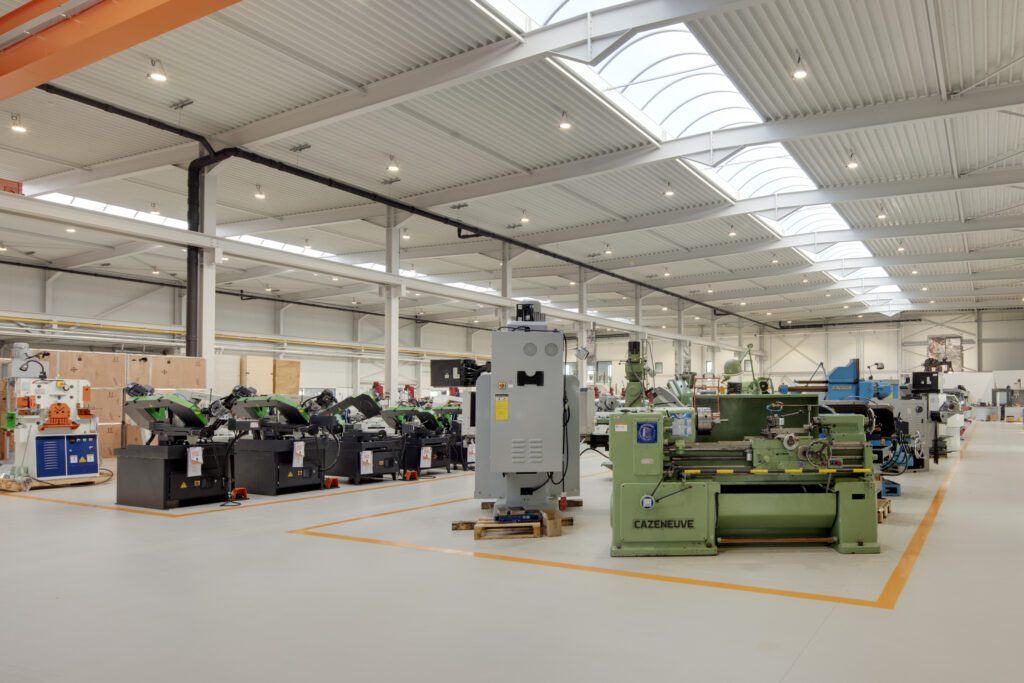 Licht zichtbare uitzetvoeg in afgewerkte polybetonvloer met epoxycoating en PU-toplaag