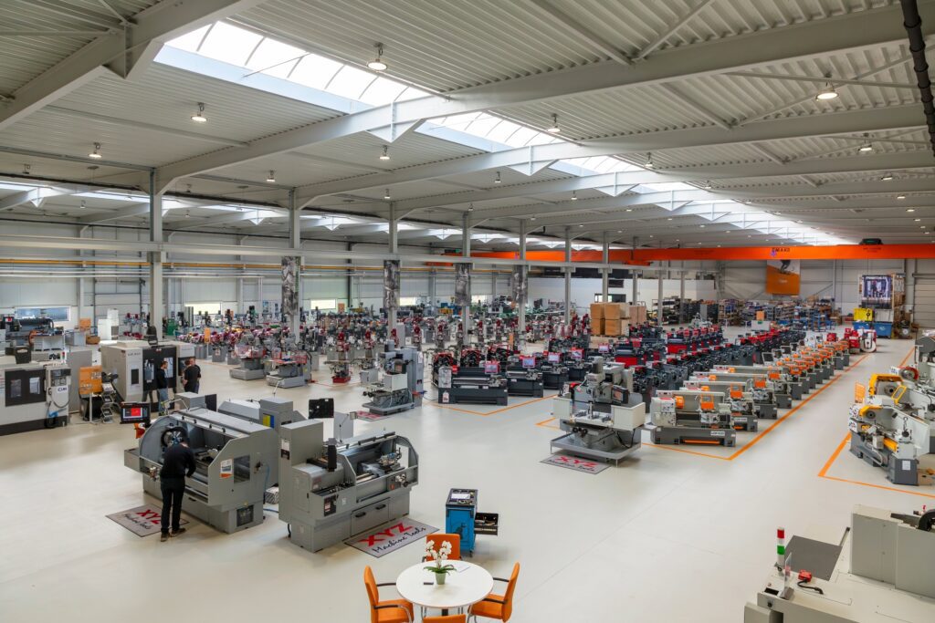 epoxycoating-en-pu-toplaag-in-toonzaal-crispyn-maldegem