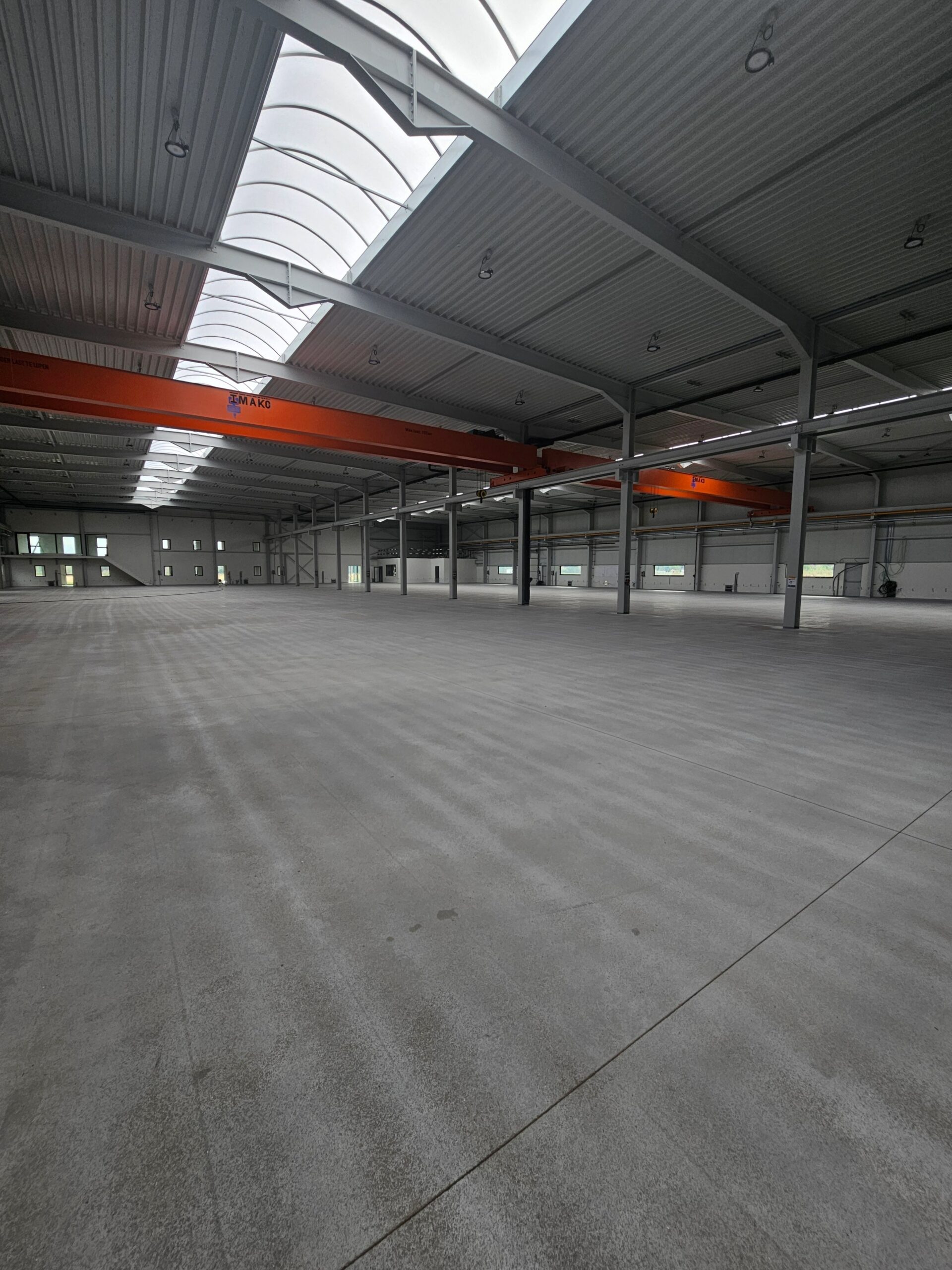 epoxycoating-en-pu-toplaag-in-toonzaal-crispyn-maldegem