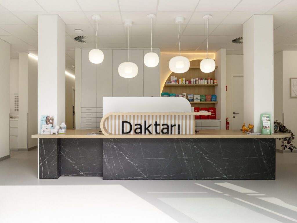 PU gietvloer met flakes voor dierenartsenpraktijk Daktari in Niel