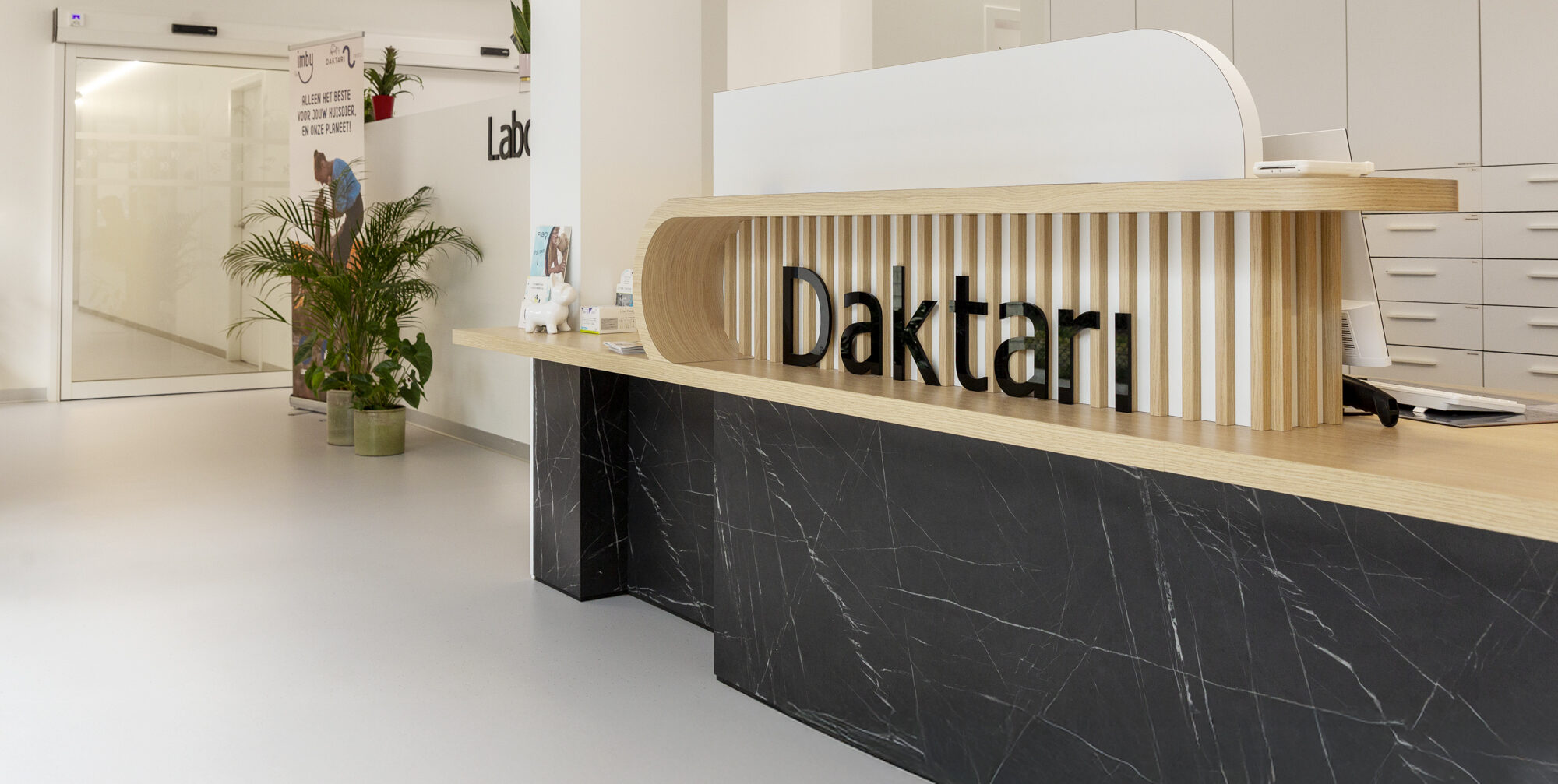 PU gietvloer met flakes in de inkom van dierenartsenpraktijk Daktari