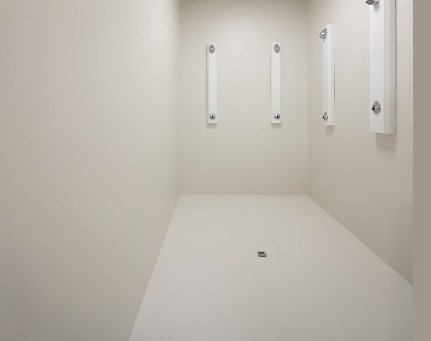 Renovatie douches sporthal Lebbeke met naadloze PU gietvloer