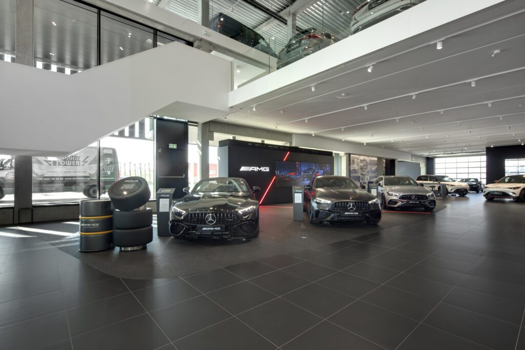 Van Mossel Mercedes-Benz Roeselare – zwart steentapijt met rode accenten