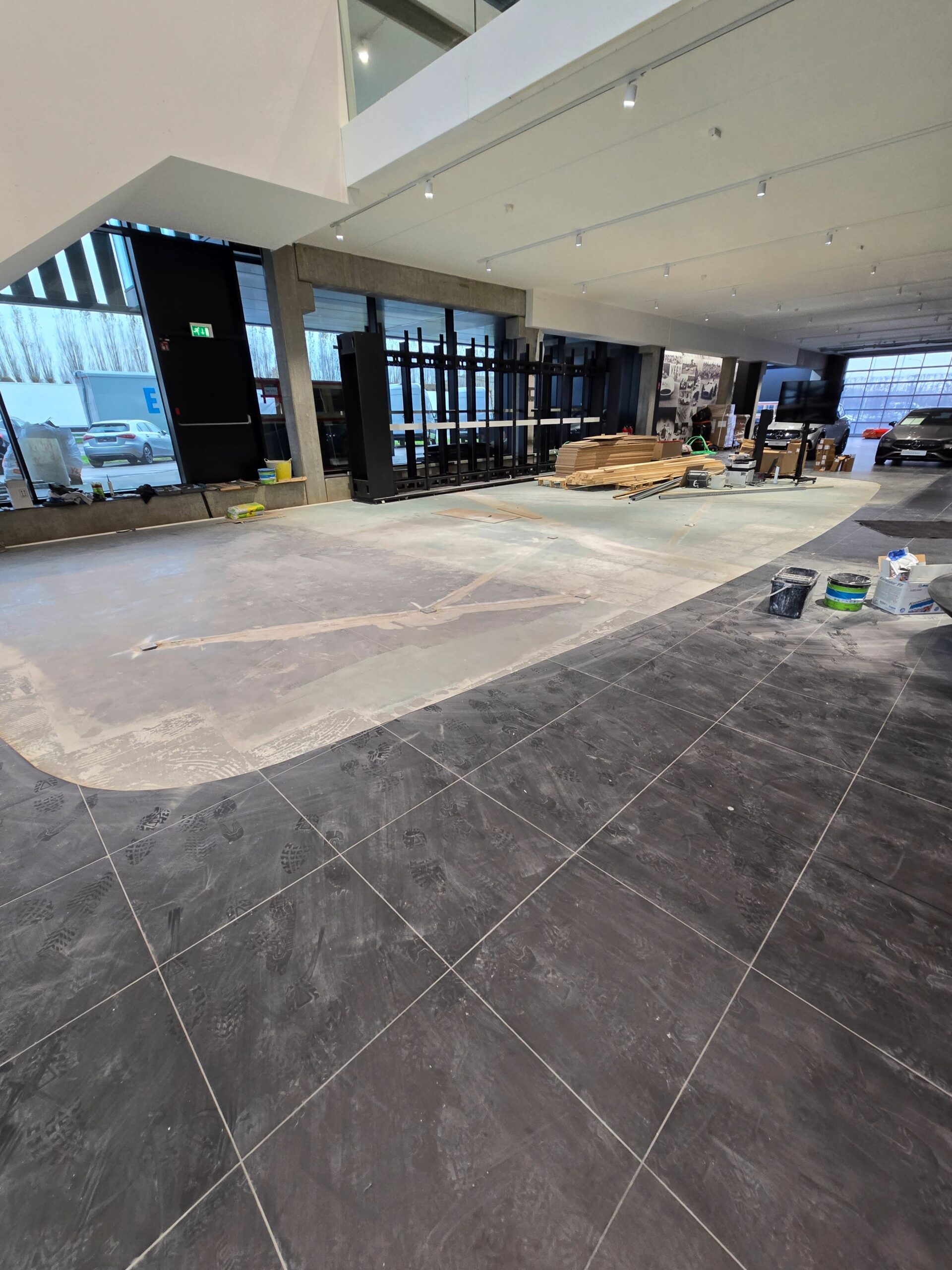 Van Mossel Mercedes-Benz Roeselare – zwart steentapijt met rode accenten