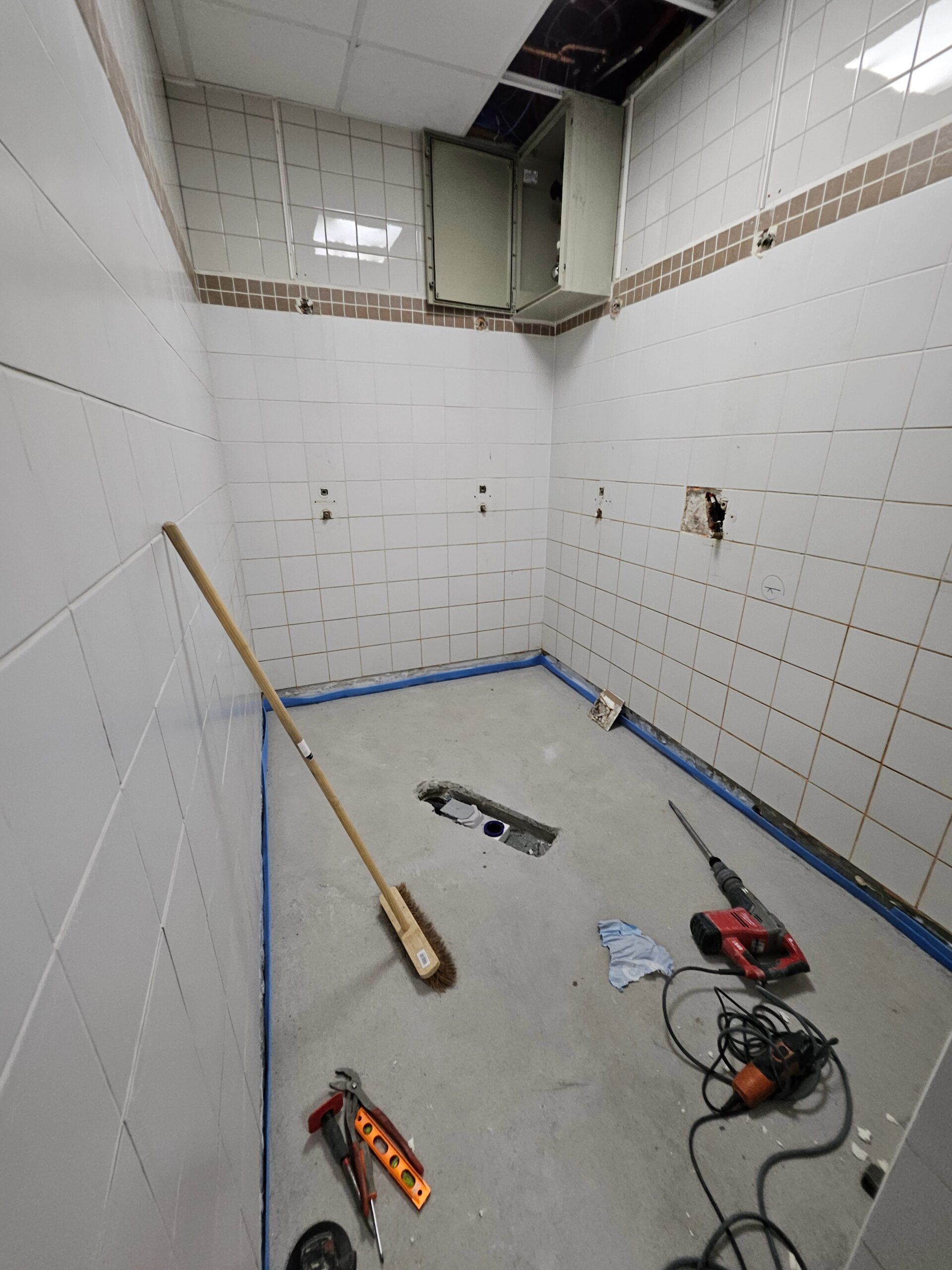 Renovatie douches sporthal Lebbeke met naadloze PU gietvloer